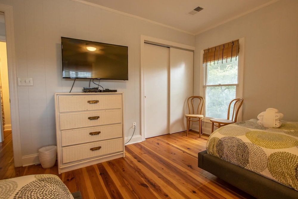 House, Multiple Beds, Balcony (475 Tarpon Blvd) photo 1