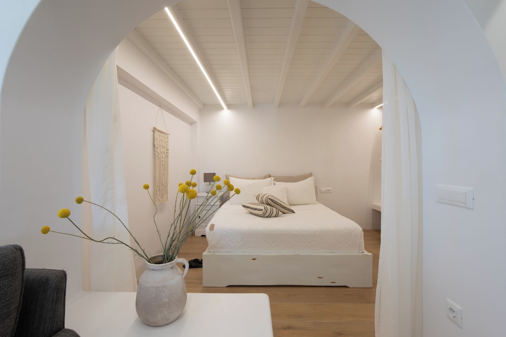 Classic Studio, 1 Queen Bed, Garden View