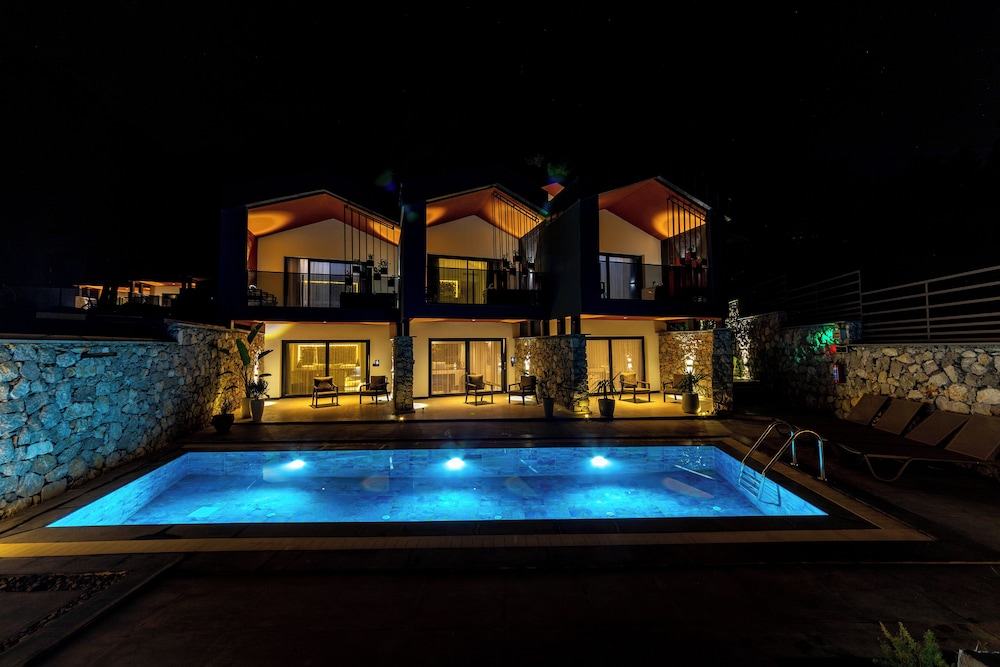 Triple Deluxe Room With Pool View