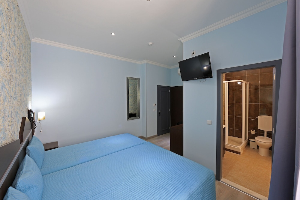 Deluxe Triple Room, Private Bathroom photo 3