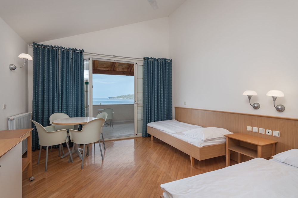 Basic Twin Room, Balcony, Partial Sea View - Photo 1