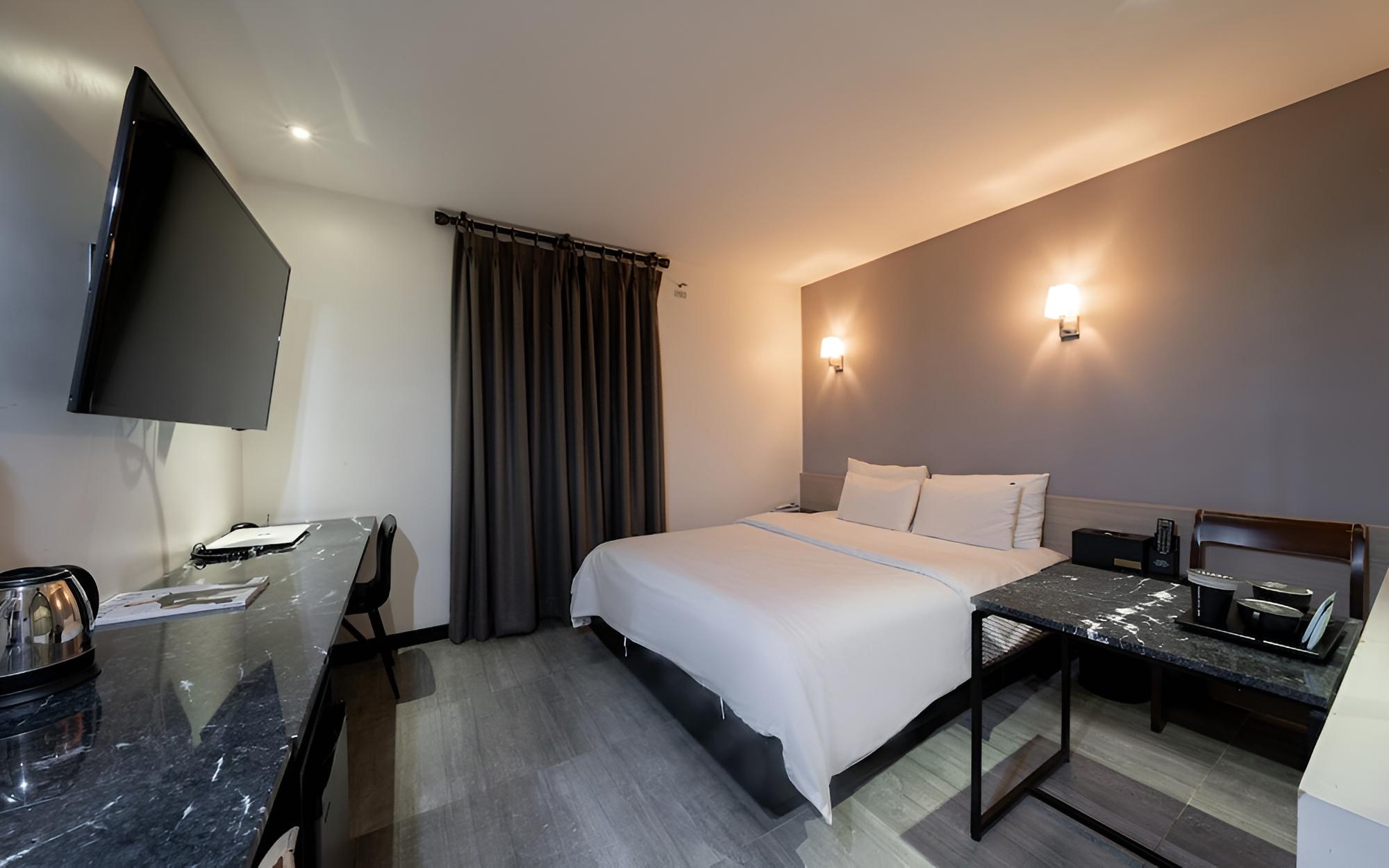 Room (Deluxe (Parking limited vehicle SUV l)