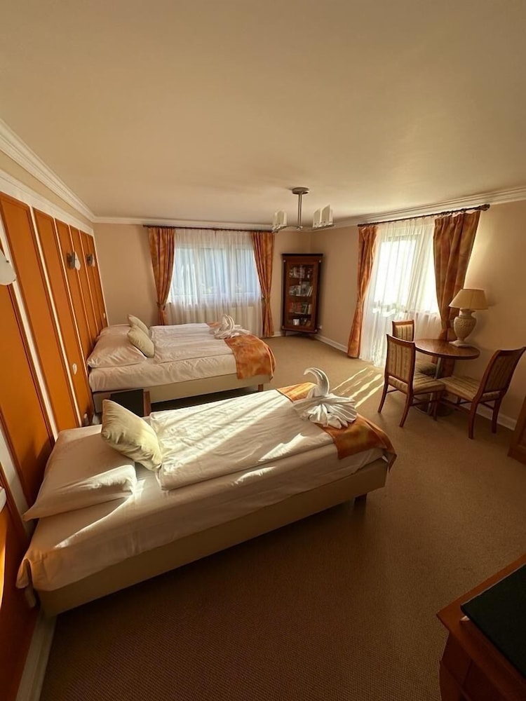 Economy Triple Room photo 2
