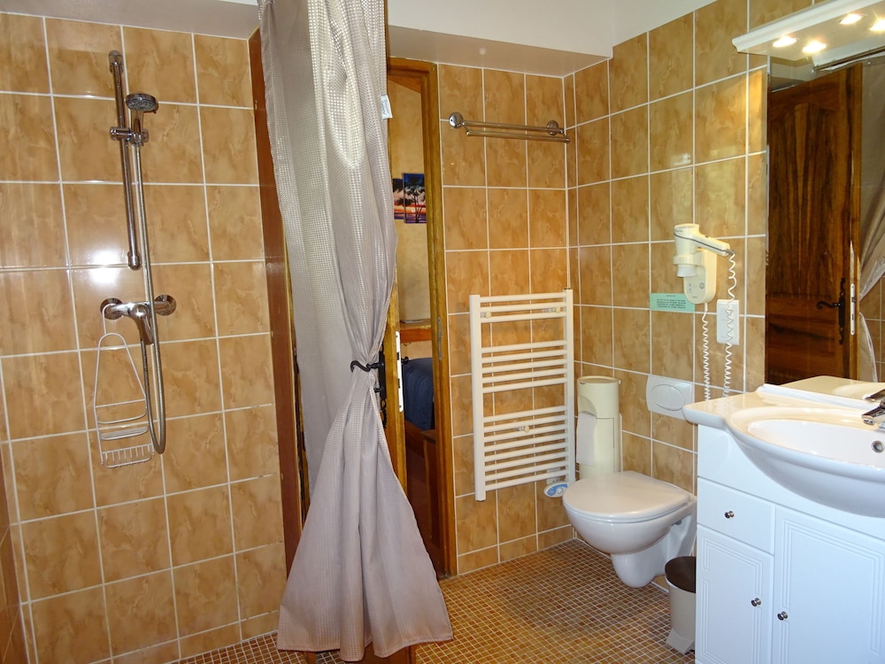 Comfort Quadruple Room, Private Bathroom, Pool View (Le Pin Parasol) photo 2