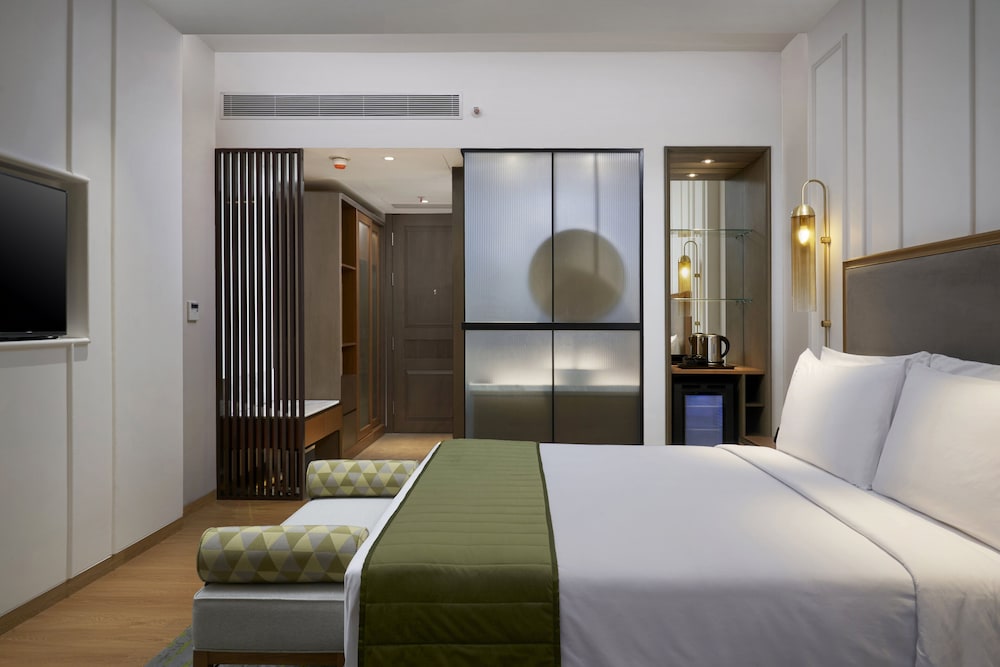 Standard Room, 1 King Bed, Balcony (Sunrise View) - Photo 5