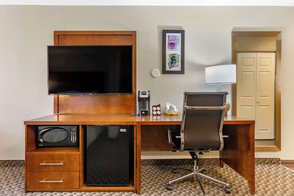 Suite, Non Smoking, Balcony (2 Queen Beds, Sofa, Flat Screen TV) photo 2