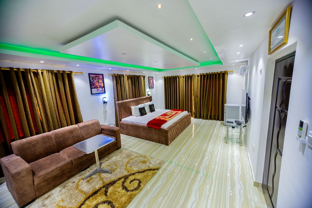 Royal Studio Suite, 1 King Bed photo 1