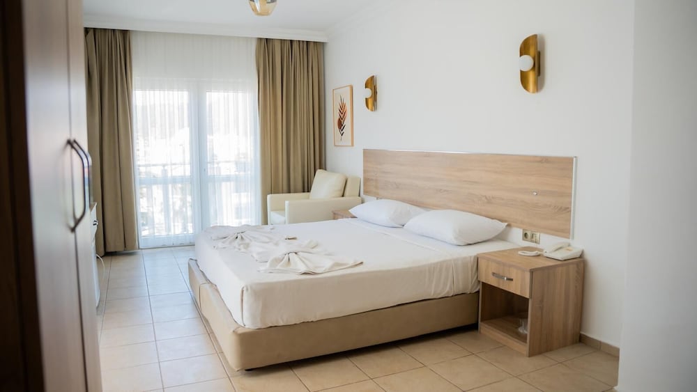 Standard Double Room, Lanai, Partial Sea View