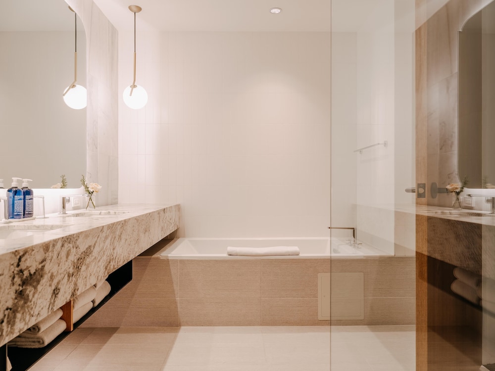 Studio King Suite - Photo 4