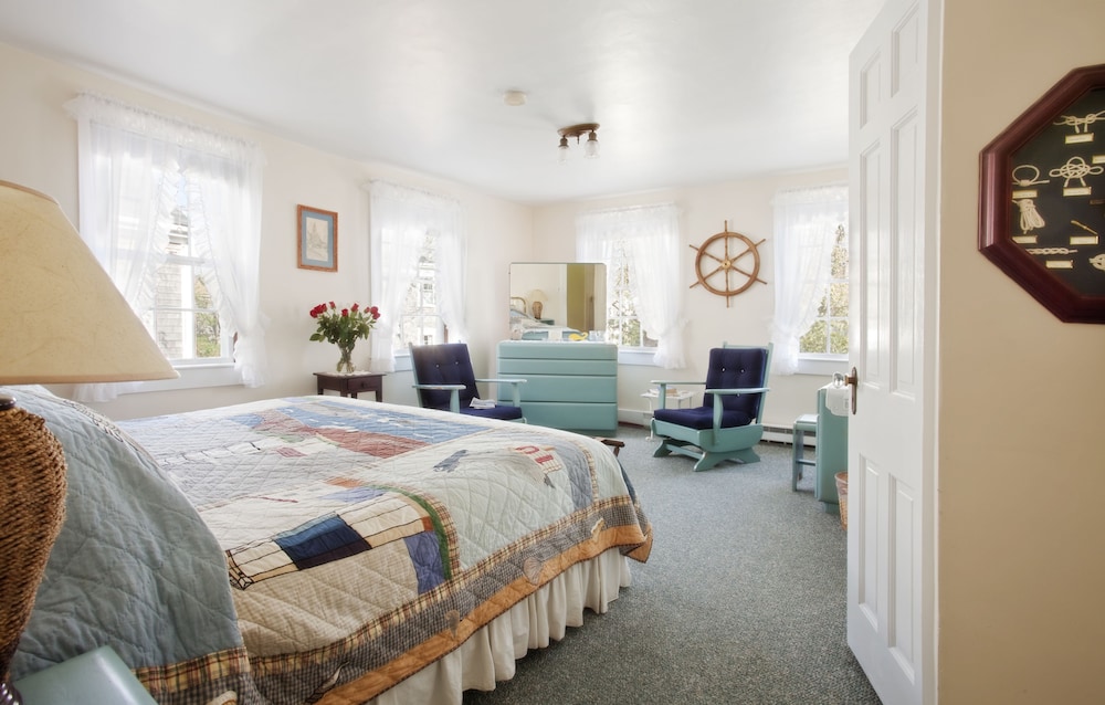 Room, 1 King Bed (Private Bath)