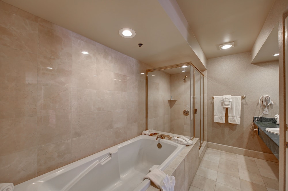 Suite, 1 King Bed - Photo 5