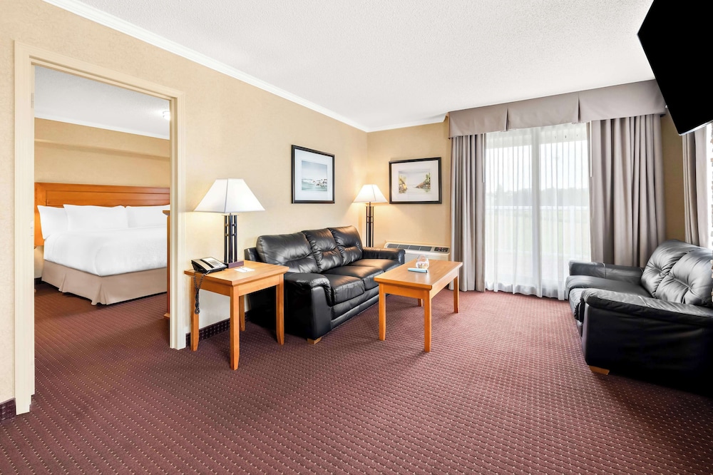 Suite, 1 King Bed, Non Smoking, Balcony photo 3
