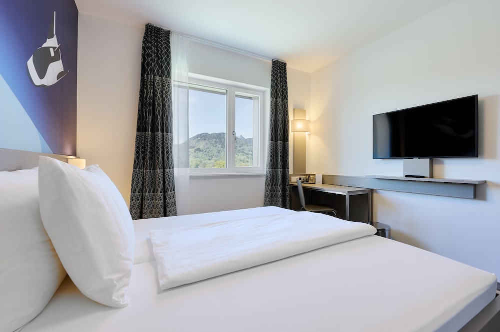 Standard Room, Multiple Beds (Converts to 2 Twin Beds) - Photo 5