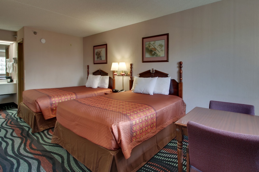 Deluxe Double Queen Bed Non-Smoking (Elevator Accessible) - Photo 2