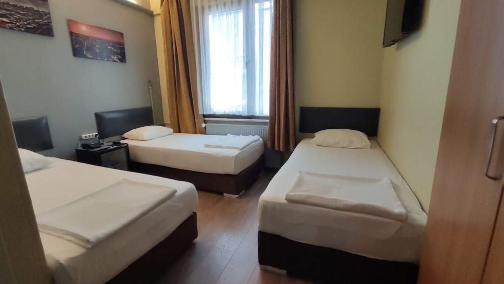 Standard Triple Room, 3 Twin Beds, Smoking, Private Bathroom photo 1