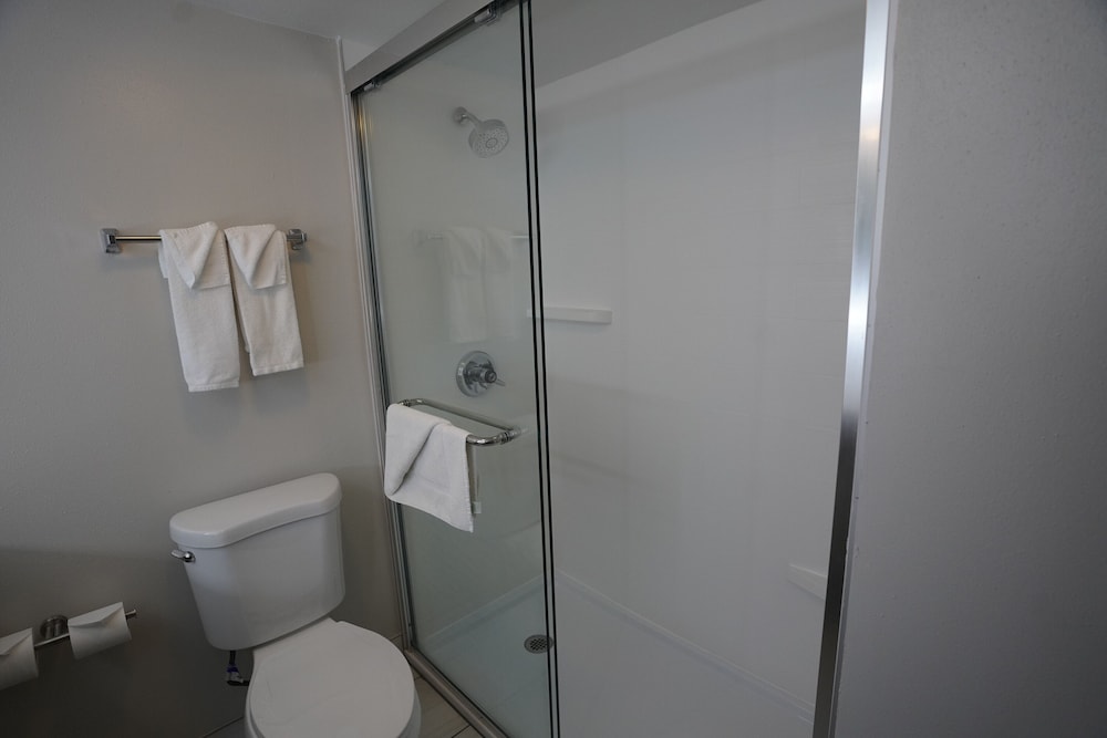 Standard Room, 2 Queen Beds, Microwave - Photo 3