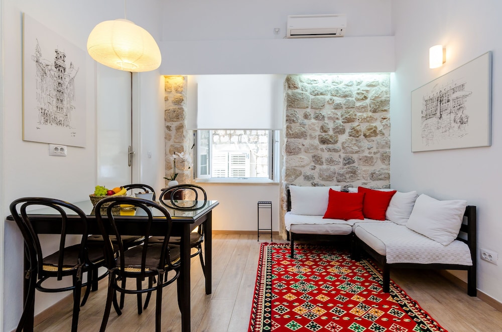 Studio (Studio Apartment With Street View)
