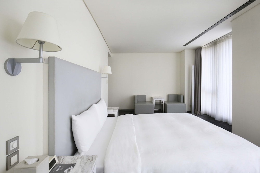 Corner Room, Bathtub, City View