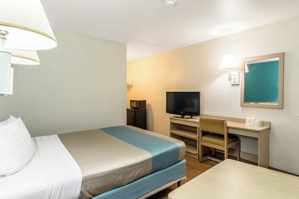 Standard Room, 2 Double Beds, Non Smoking photo 3