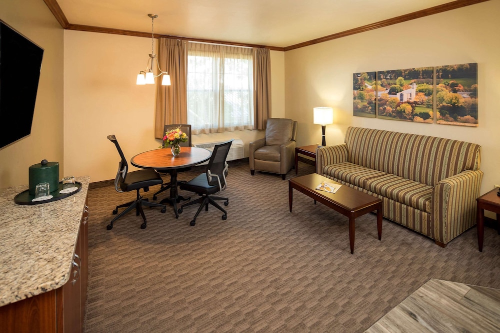 Suite, 1 King Bed, Non Smoking (Upgrade) - Photo 3