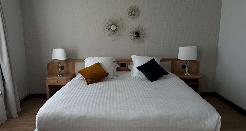 Comfort Room, 1 King Bed, Non Smoking - Photo 2