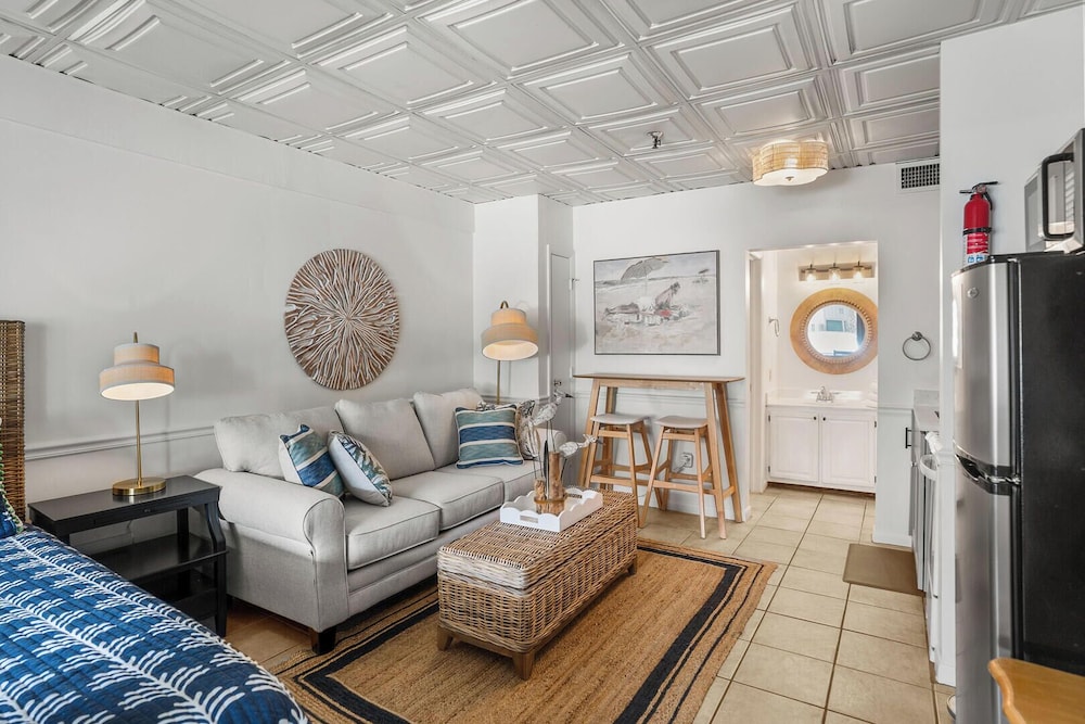 Studio, 1 Queen Bed, Beach View photo 3