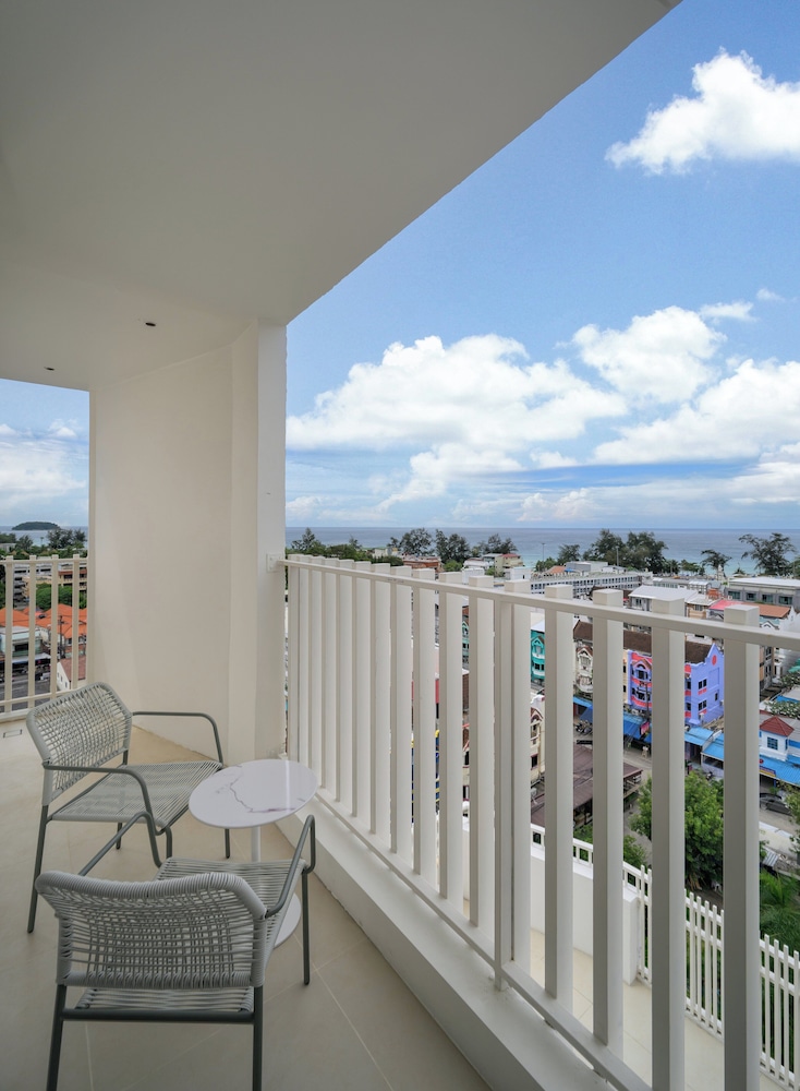 Deluxe Room, 1 King Bed, Ocean View - Photo 6