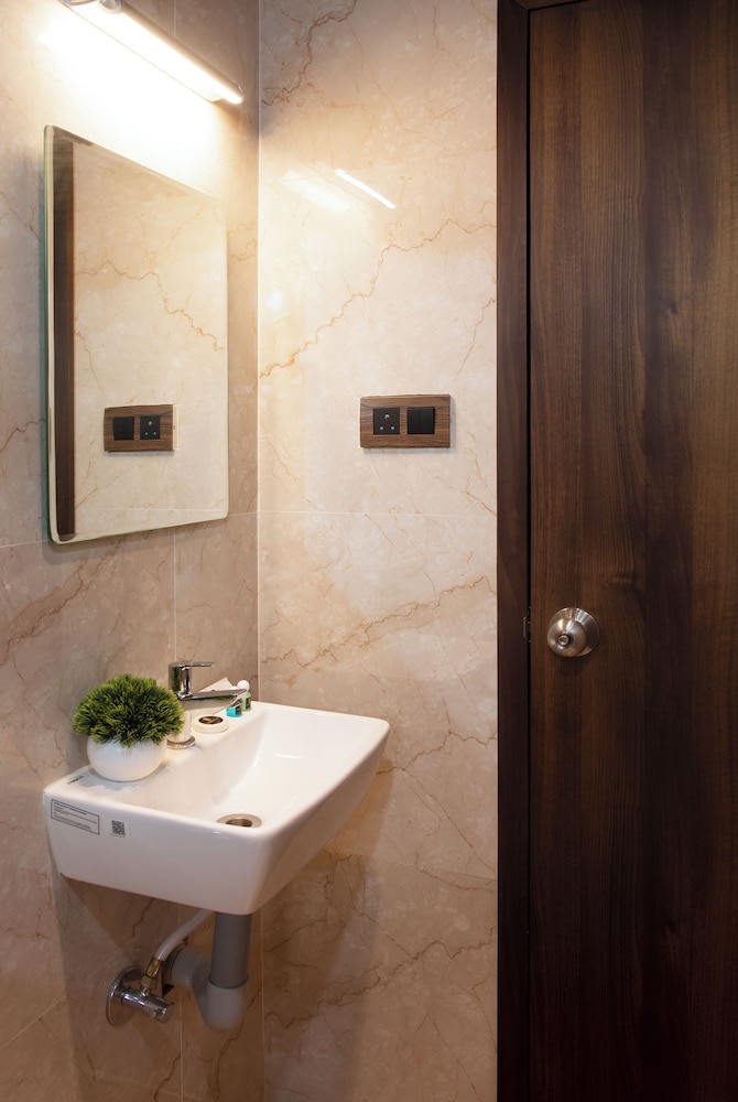 Executive Twin Room - Photo 12