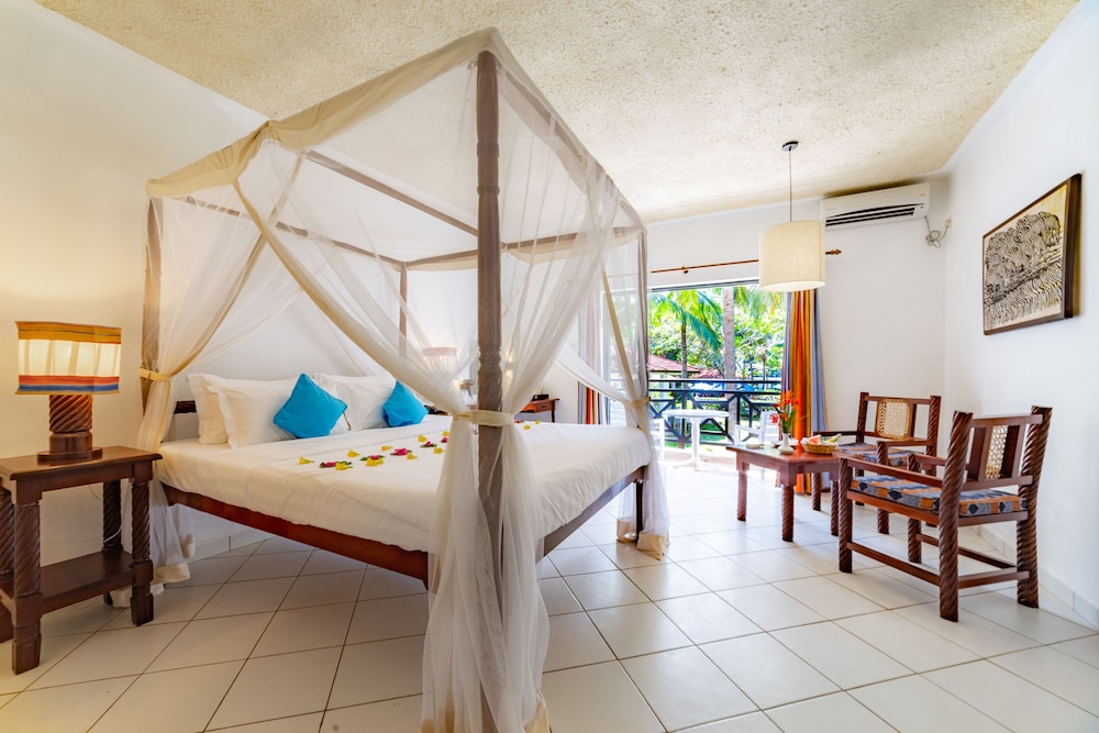 Deluxe Double or Twin Room with Partial Sea View photo 1