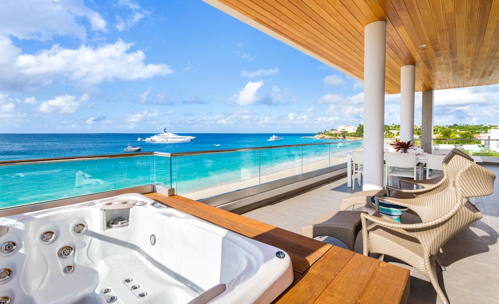 Panoramic Penthouse, 3 Bedrooms, Hot Tub, Beachfront