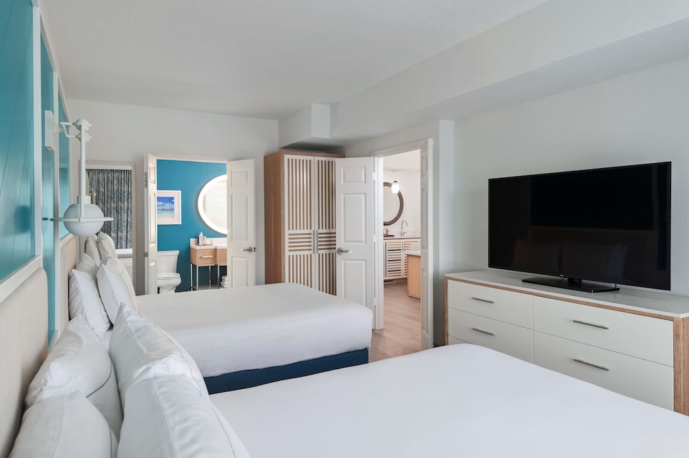 Suite, 2 Queen Beds, Patio, City View - Photo 4