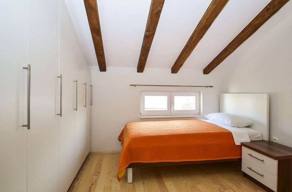 House, Multiple Bedrooms, Balcony, Garden View photo 2