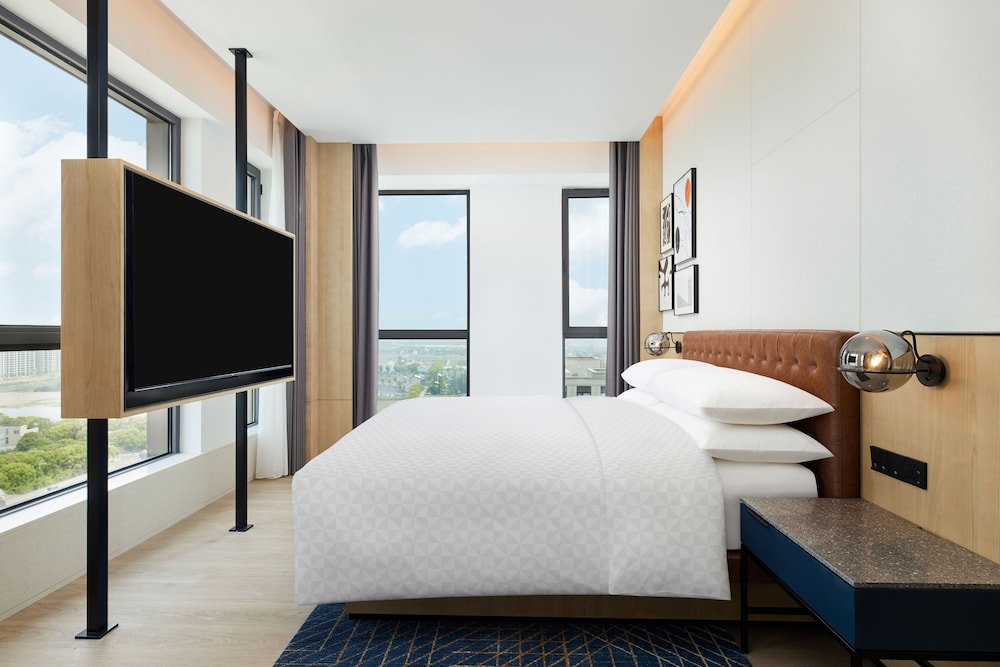 Premier Suite, 1 King Bed, Bathtub, City View