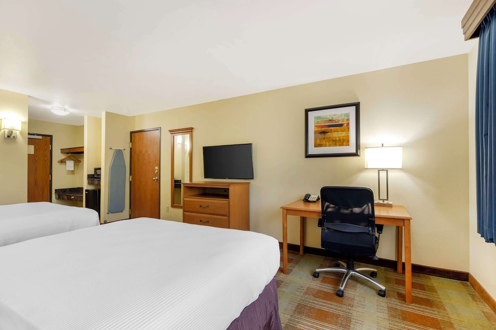 Standard Room, 2 Queen Beds, Non Smoking, Refrigerator & Microwave photo 3