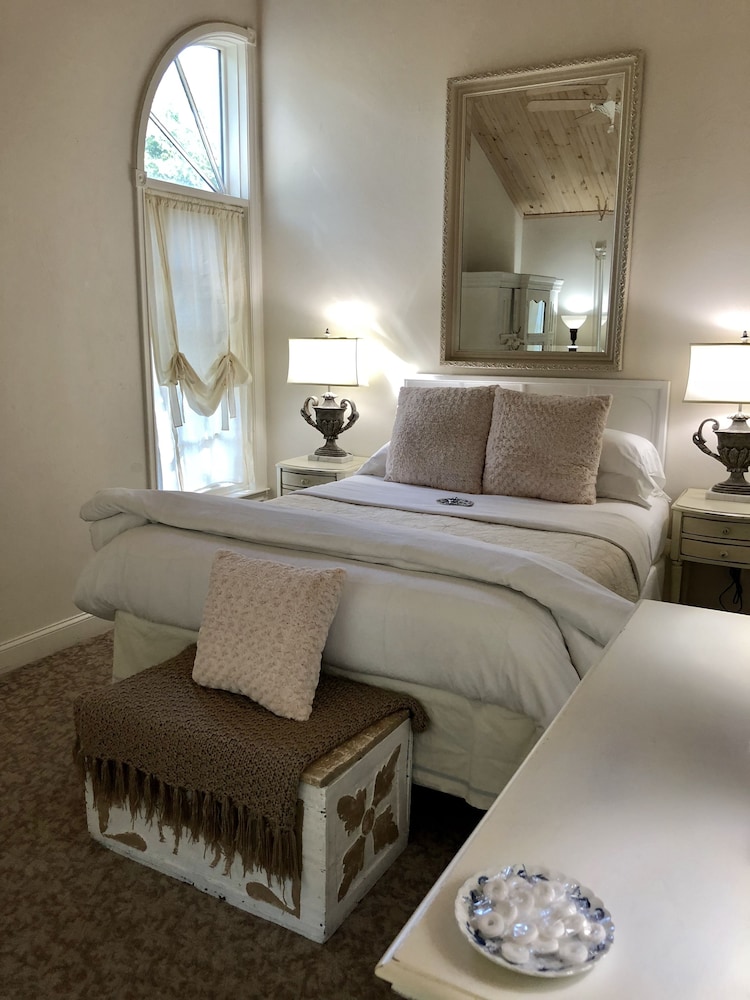 White Room, Deluxe Queen Suite, Private Bath, Park View, Bikes Included photo 2