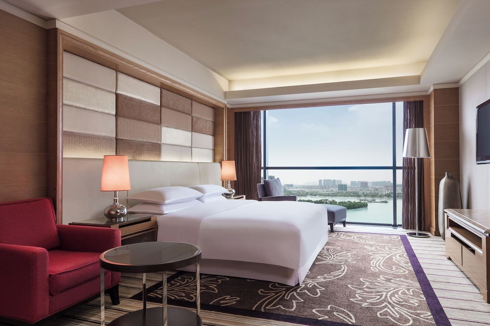 Club Room, 1 King Bed, River View photo 3