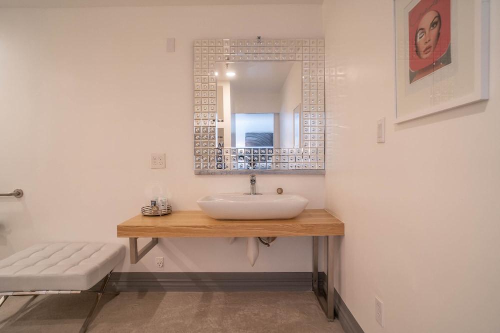 Comfort Room, 1 King Bed, Accessible - Photo 8