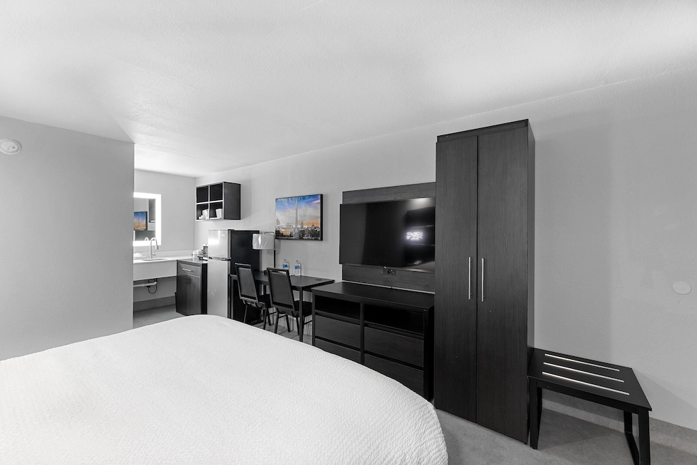 Suite, 1 King Bed, Non Smoking - Photo 3