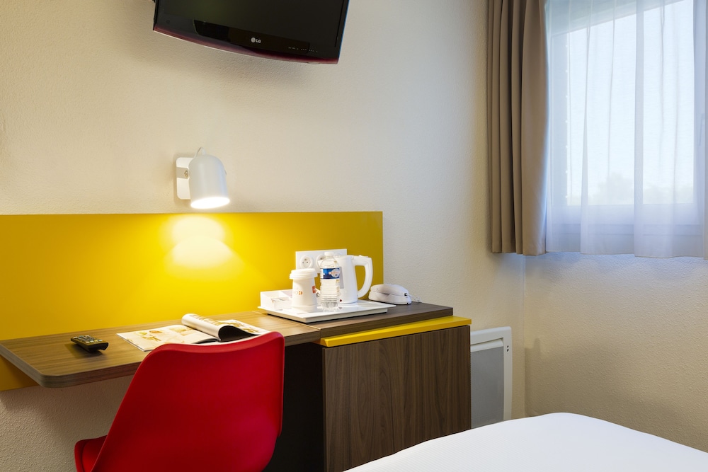 Standard Room, Multiple Beds, Non Smoking - Photo 4
