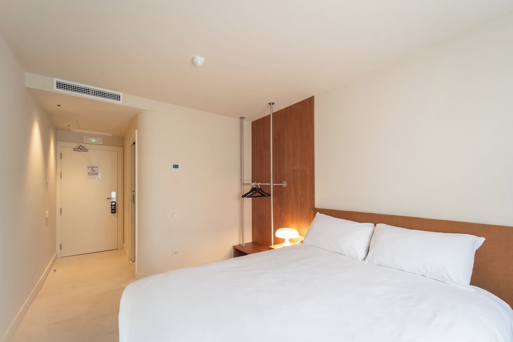 Standard Room, 1 Double Bed, Accessible - Photo 3