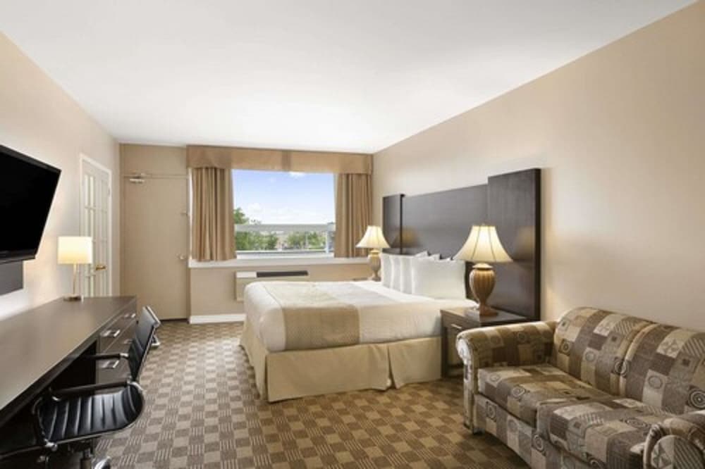 Suite, 1 King Bed, Non Smoking - Photo 3
