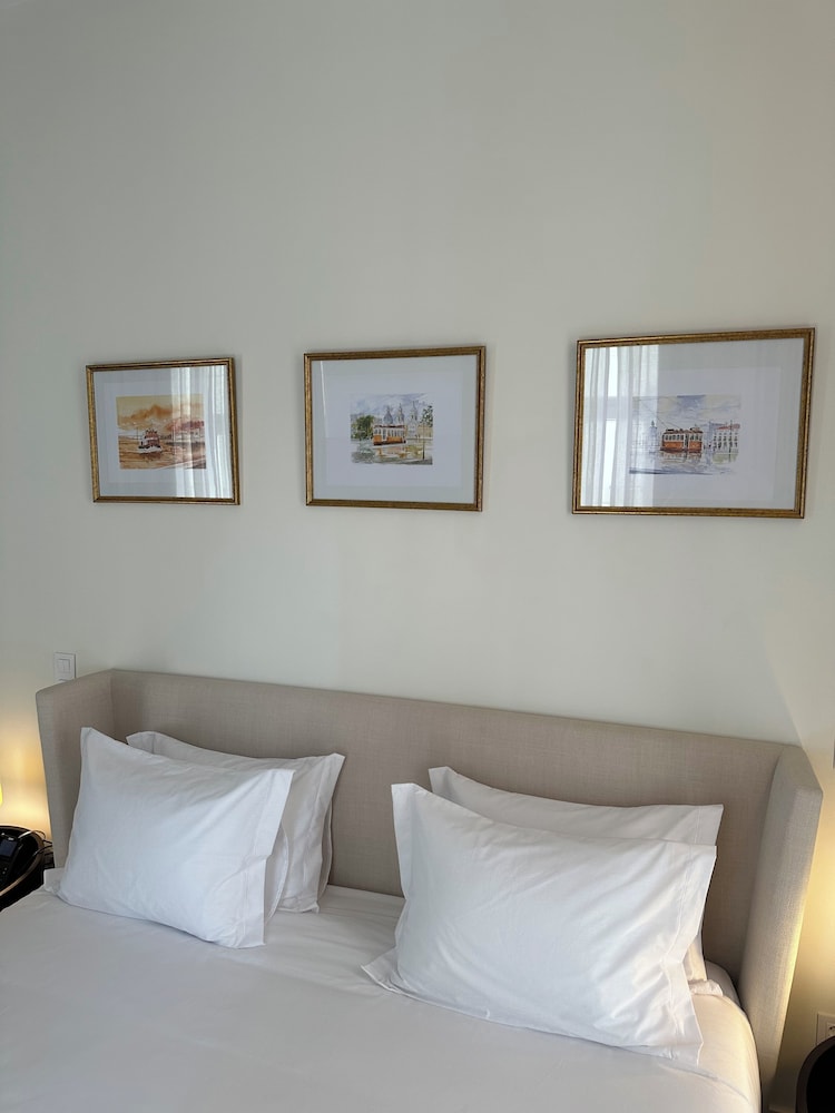 Deluxe Double Room thumbnail 6