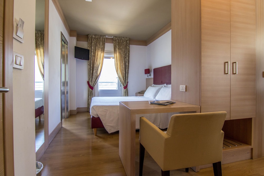 Classic Quadruple Room (with Spa Access) - Photo 6