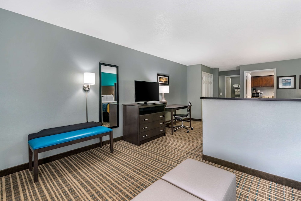 Suite, Multiple Beds, Non Smoking, Kitchen (2 Queen Beds, 1 Sofa Bed) - Photo 9