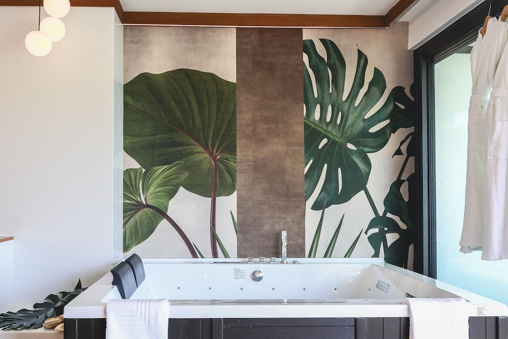 Signature Suite, 2 Bedrooms, Hot Tub, Oceanfront