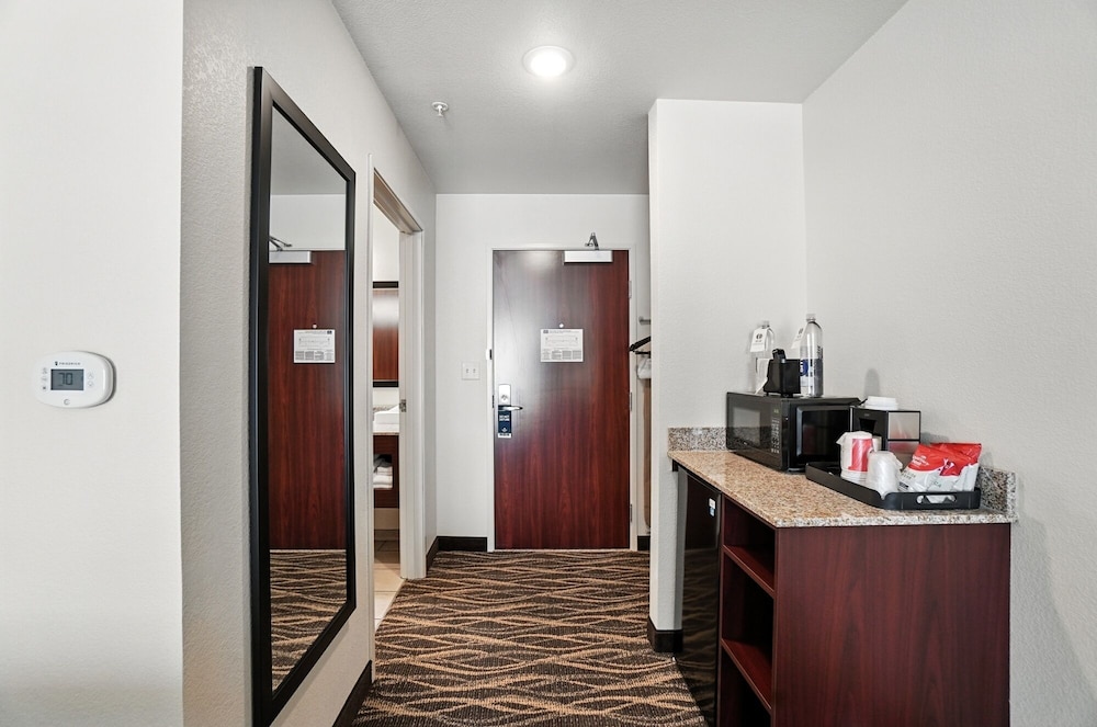 Room, 2 Queen Beds, Non Smoking (Guestroom) - Photo 6