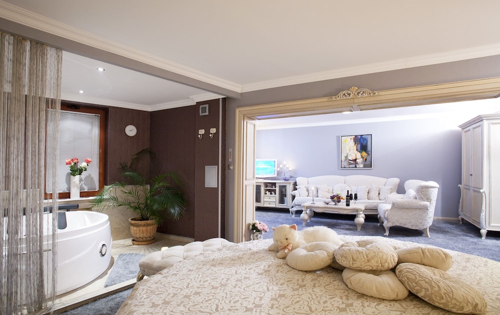 Junior Suite, Jetted Tub (Diana)
