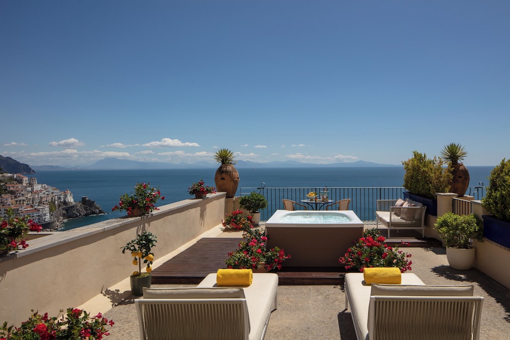 Junior Suite, 1 King Bed, Sea View (Terrace and Jacuzzi)
