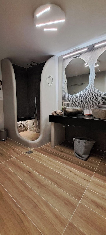 Signature Suite with Outdoor Hot Tub and Sea View - Photo 6