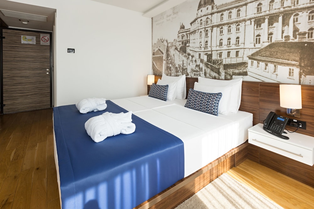 Double Room, 1 King Bed photo 2
